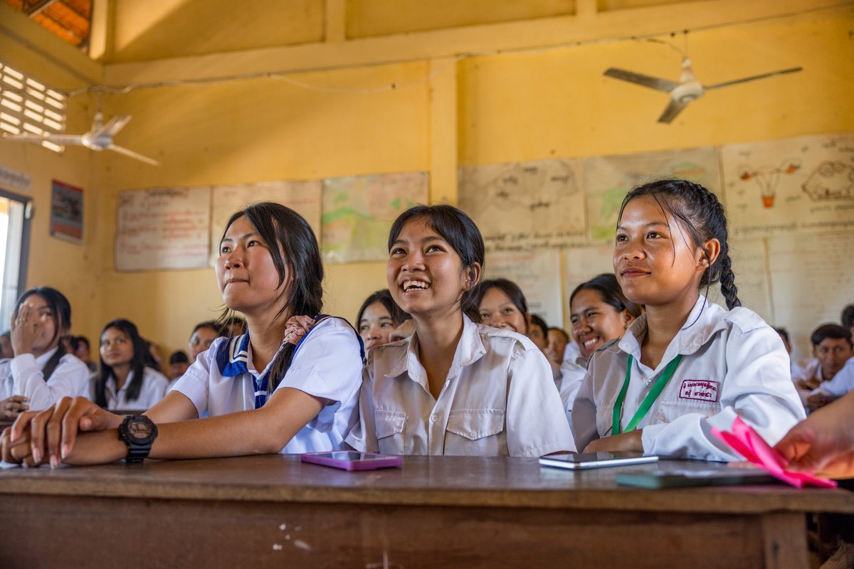 UNICEFCambodia's tweet photo. UNICEF distributed 650 ceiling fans &amp; 2,000 wall fans to schools &amp; health facilities in 15 Cambodian provinces, improving ventilation &amp; reducing heat for safer, more comfortable learning &amp; healthcare, esp. in hot season.

💙Thanks @kakaobank1 and @MOFAkr_eng for their support. https://t.co/9oA8ofBya1