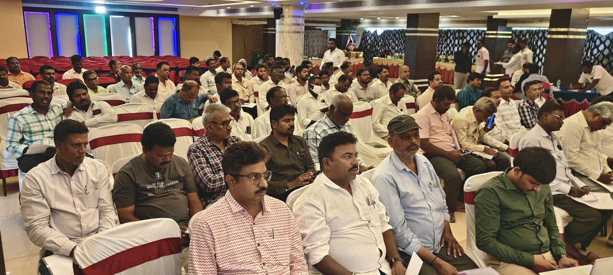 వార్తాలాప్‌లో చిత్తూరు నియోజకవర్గ పార్లమెంట్‌ సభ్యులు శ్రీ దగ్గుమల్ల ప్రసాద రావు ను సత్కరిస్తున్న జి. సురేష్ కుమార్, డైరెక్టర్, <a href="/pibvijayawada/">PIB in Andhra Pradesh</a> 
 #Vartalap #Chittoor