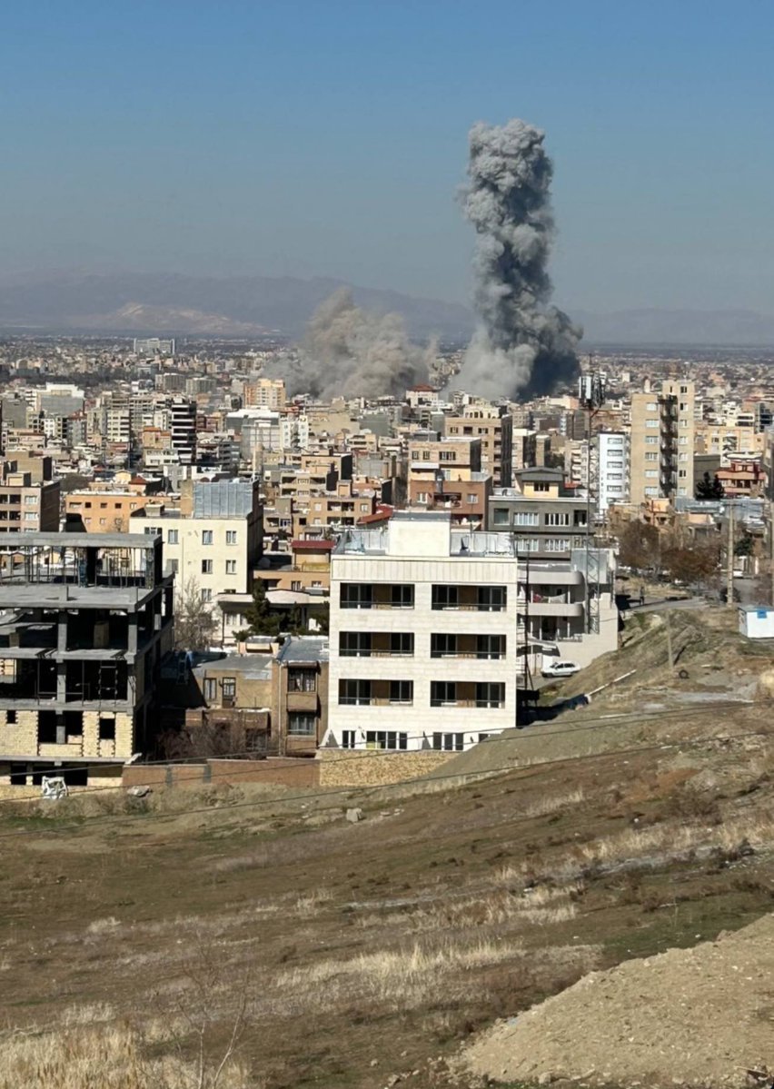 🔴Acil: İsrail/ABD savaş uçakları sabahtan beri Urmiye semasında uçuş gerçekleştirerek şehir içindeki yerleşim alanlarının ortasında bir kaç noktayı bombaladı. Urmiye eşi benzeri olmayan bir şekilde hedef altındadır ve hepimiz bunun arkasında olan planı biliyoruz. 
#urmiye