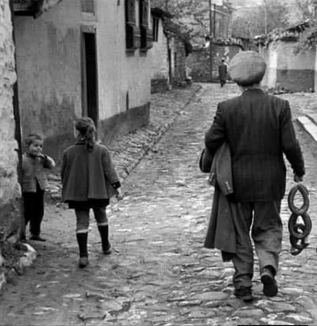 GuvenMarut's tweet photo. Dar gelirli bir vatandaşın gecekondu mahallesindeki mütevazi evine, üç kangal sucuk satın alıp götürebildiği zamanlar. https://t.co/OyGi3wG6fM