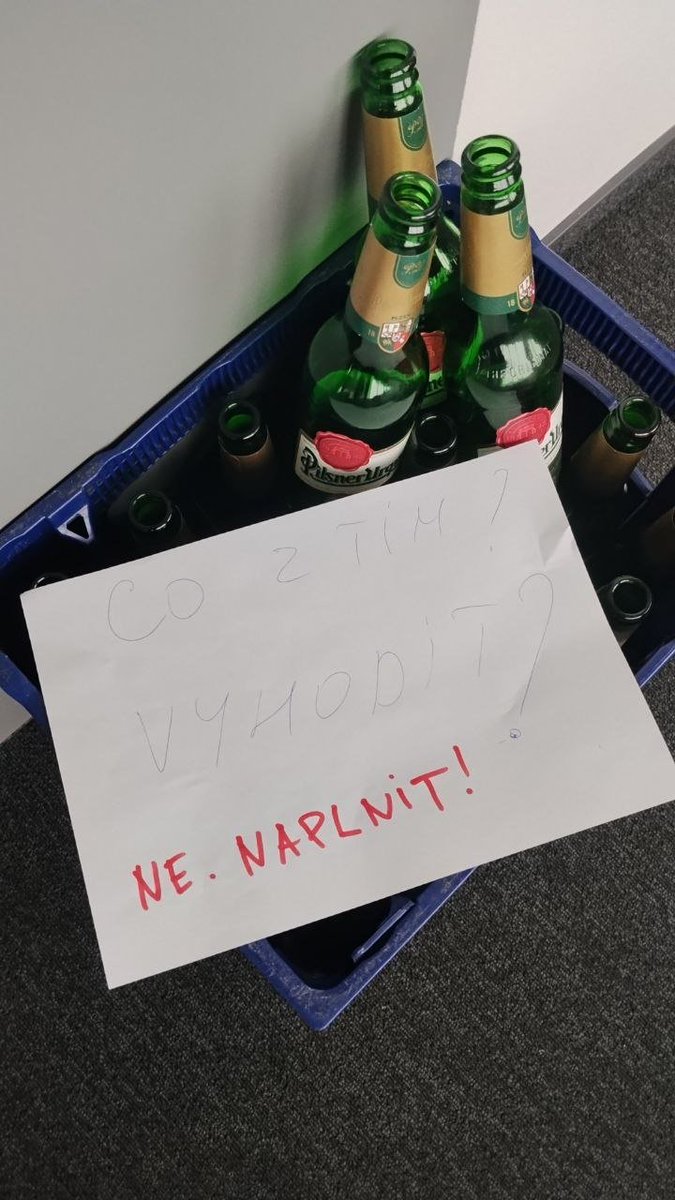 На работе остались бутылки после вечеринки.
Диалог на бумажке:
Что с этим? Выкинуть?
Нет, наполнить!