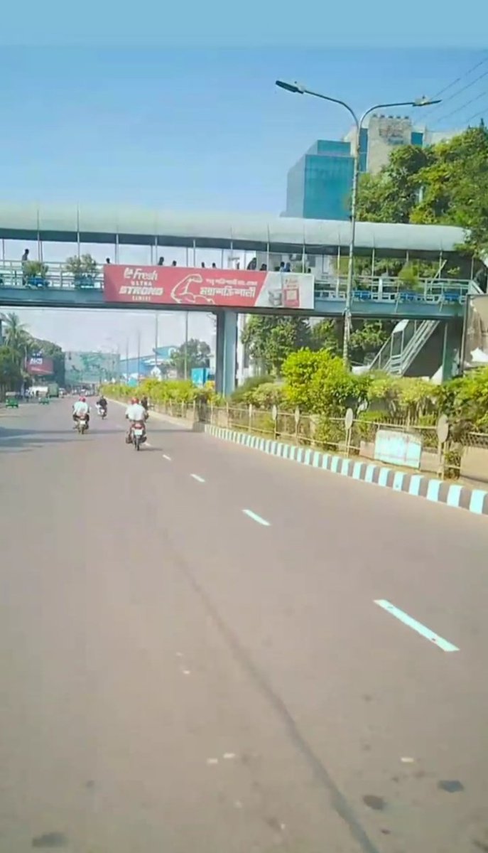 ডিজিটাল হতে হতে ডায়েরিটা হারিয়ে ফেলেছি।হারিয়েছি স্কুলের বন্ধুদের জীবনের ইদুঁর দৌড়ে।

সময় বদলে যায়।এক সময়ের অনুভূতি আরেক সময়ে থাকেই না।এক সময়ের মানুষ আরেক সময়ে থাকে না।ঘৃণা ভালোবাসাও না।অনুভূতি আবেগও না।মানুষের কোনো সম্পর্কই আসলে কখনো চিরস্থায়ী না।
এক সময় তা বদলাবেই..