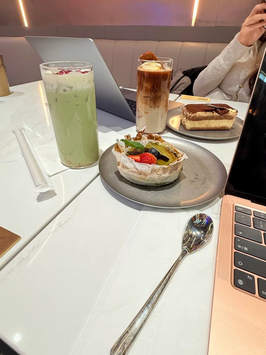 amanmsengi's tweet image. Fueling focus with green goodness, coffee indulgence, and fruity pavlova bliss 🍓☕️ Laptop open, ideas flowing  cafe afternoons are the best #ProductiveVibes #CafeAesthetic