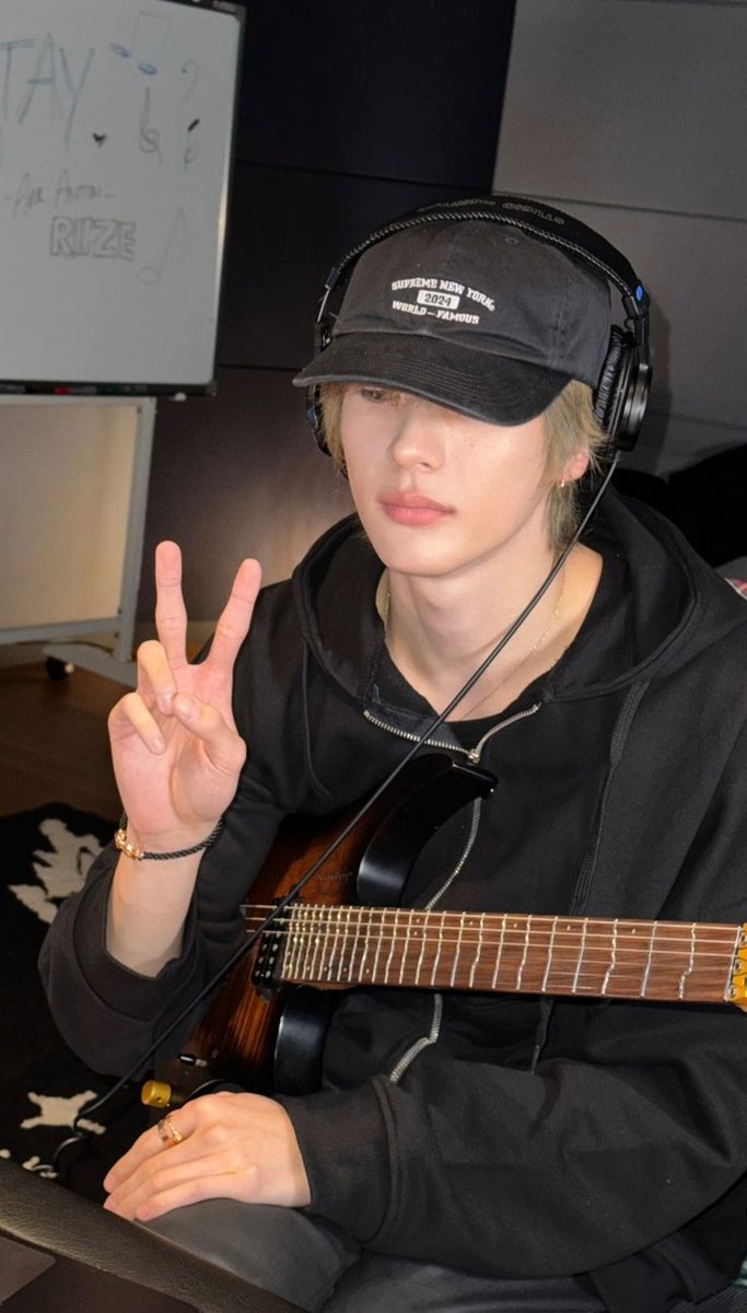 𝗢𝗻 𝗧𝗲𝗺𝗽𝗼𝗿𝗮𝗿𝘆 𝗦𝘄𝗮𝗽

Boby Putrawan
2004 - 🇮🇩
Model &amp; Musician

𝘊𝘭𝘪𝘤𝘬 𝘧𝘰𝘳 𝘮𝘰𝘳𝘦 𝘥𝘦𝘵𝘢𝘪𝘭