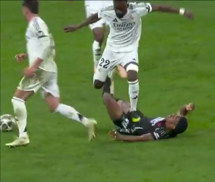 MrAsubio's tweet photo. 📅 4 imágenes de Antonio Rüdiger en menos de un año:

🔪1) Gesto dedicado a la afición del ATM en el Metropolitano.

👟 2) Pisa a Lewis-Skelly en la barriga aprovechando que el rival está en el suelo vs Arsenal.

🧊 3) Lanza una bolsa de hielos al árbitro durante la final de Copa del Rey vs Barça.

👟 4) Rodillazo en la cara a Rico vs Getafe.