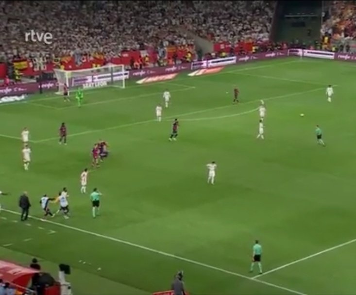 MrAsubio's tweet photo. 📅 4 imágenes de Antonio Rüdiger en menos de un año:

🔪1) Gesto dedicado a la afición del ATM en el Metropolitano.

👟 2) Pisa a Lewis-Skelly en la barriga aprovechando que el rival está en el suelo vs Arsenal.

🧊 3) Lanza una bolsa de hielos al árbitro durante la final de Copa del Rey vs Barça.

👟 4) Rodillazo en la cara a Rico vs Getafe.