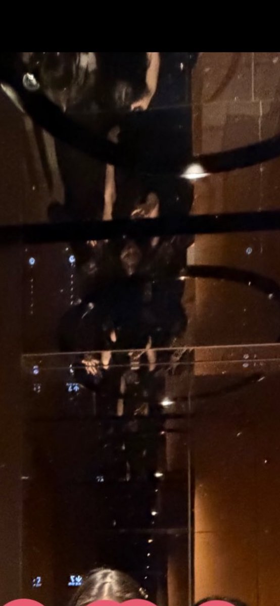 顔写ってるけど大丈夫？
上の方で反射してるよ