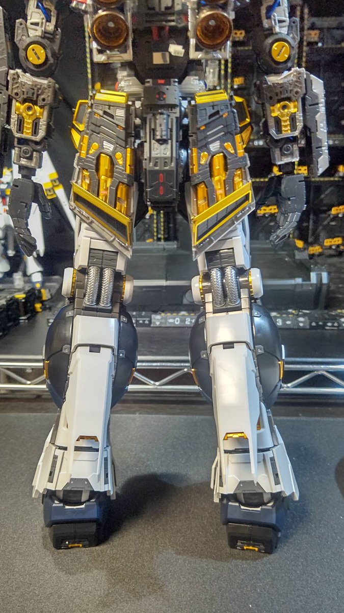 higeromans's tweet image. ニューガンダムの進捗その１７です❗️
脚の装甲版を取り付けました☀️
カッコよすぎです🌟

#PGUνガンダム #モデラーさんと繋がりたい #gunpla