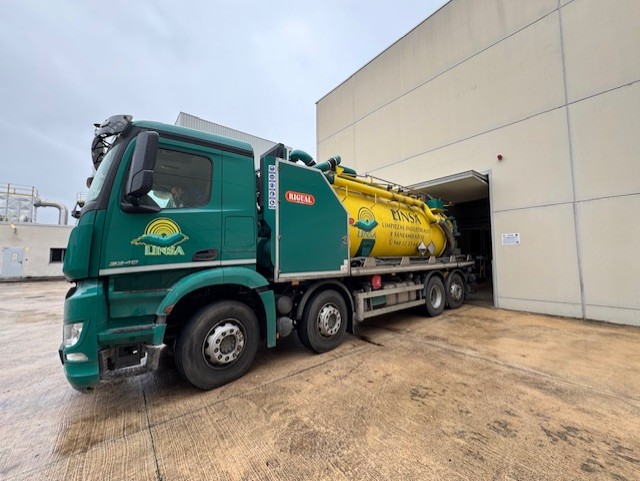 ZebraLifeEU's tweet photo. Circularity in practice at ZEBRA-LIFE: residues from CENER pilot work were collected and delivered to Smurfit Westrock Navarra for processing through the mill’s recovery boiler system, keeping remaining streams in the pulp-and-paper loop instead of a low-value side stream. https://t.co/DdzXIy0ssi