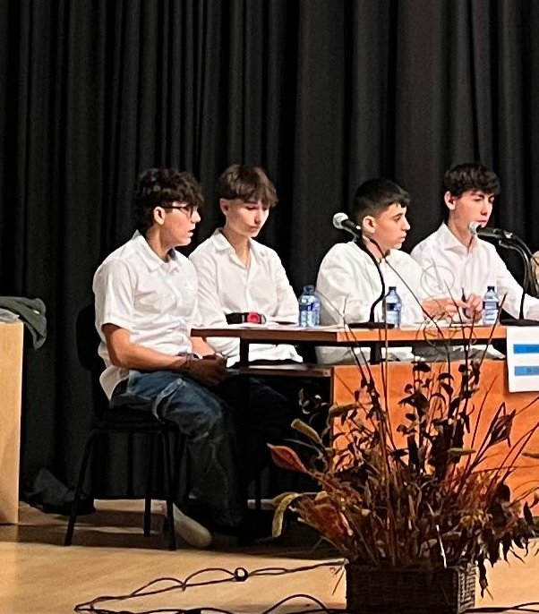 Los alumnos de 4° ESO participaron ayer en la fase provincial de la Liga de Debate.  Ha sido una experiencia muy interesante en la que han podido demostrar sus habilidades expresivas y argumentativas.