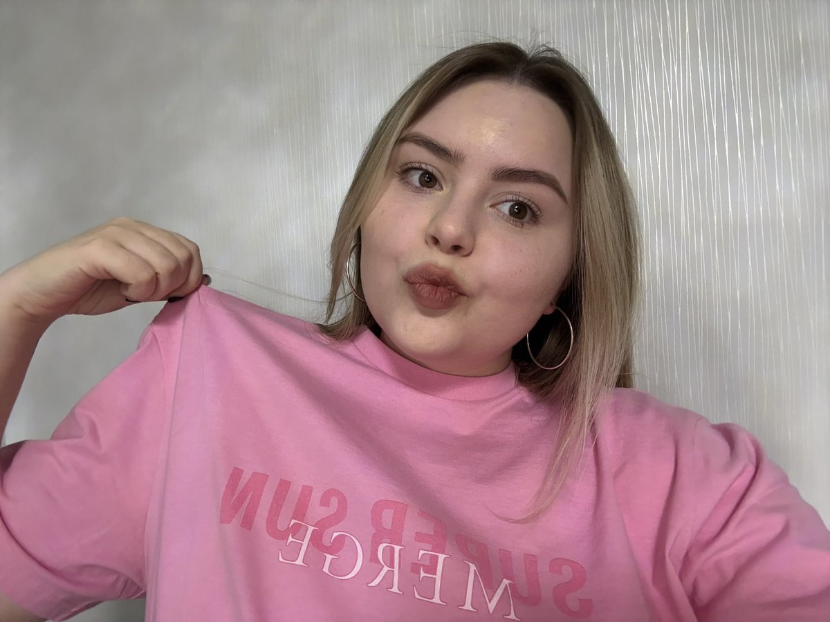 fayestxing's tweet photo. SuperSun is such an amazing brand!!! the fabric is insanely soft and comfortable. Thank you, P’Zee, for creating something this cool. Got my T-shirt all the way to Ukraine and I’m so happy 🇺🇦🩷

@ssupersun #SUPERSUN #SUPERSUNCULTURE #ZeePruk @zee_pruk https://t.co/GJCcxEiSLV