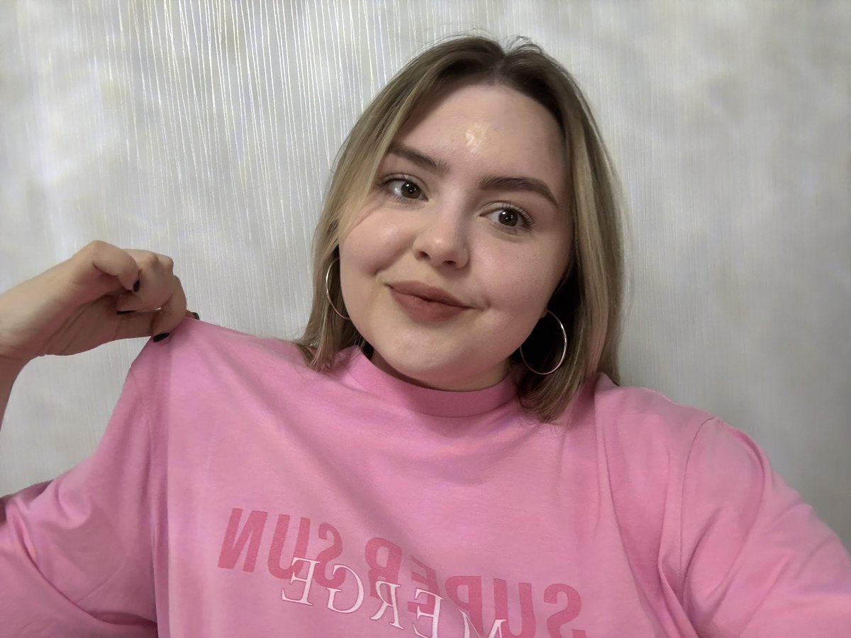 fayestxing's tweet photo. SuperSun is such an amazing brand!!! the fabric is insanely soft and comfortable. Thank you, P’Zee, for creating something this cool. Got my T-shirt all the way to Ukraine and I’m so happy 🇺🇦🩷

@ssupersun #SUPERSUN #SUPERSUNCULTURE #ZeePruk @zee_pruk https://t.co/GJCcxEiSLV