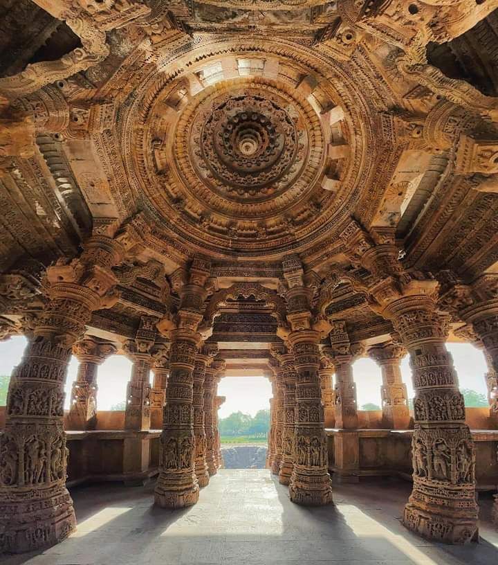 Aryavarta_story's tweet photo. The mesmerizing ceiling of the Sun Temple, Modhera. https://t.co/qFH9a70pIX