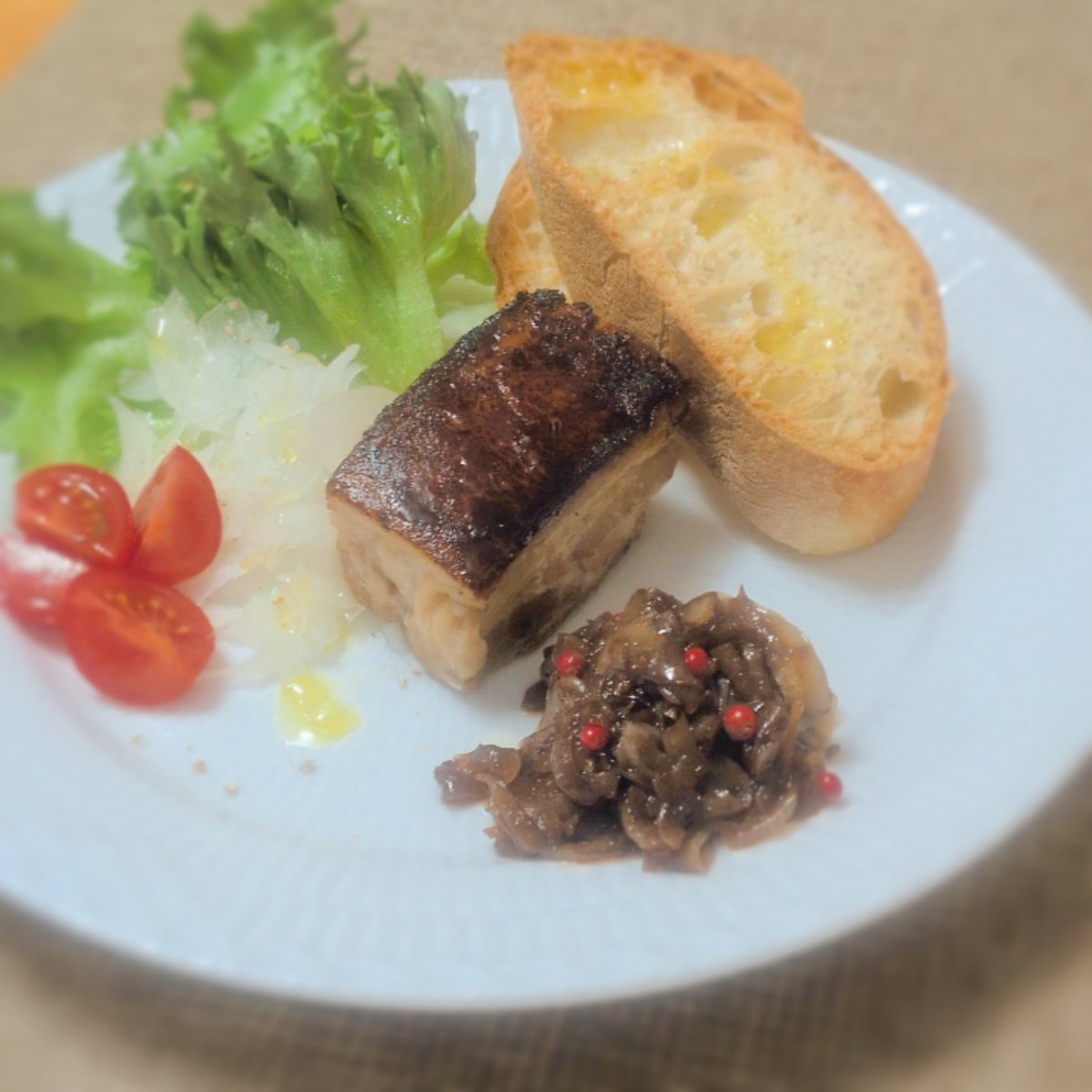 hashi_sh's tweet photo. Sautéed Pork Belly Confit.
休日のブランチ♪

靴屋さんでは寝ている間に小人さんが働いてくれるそうですが、キッチンでは寝ている間にBONIQ君がコンフィを作ってくれます

出来たコンフィを切って焼くだけのお手軽ランチなのに高見えw

#おうちごはん #Confit #PorkBelly https://t.co/b4GePU2nrc