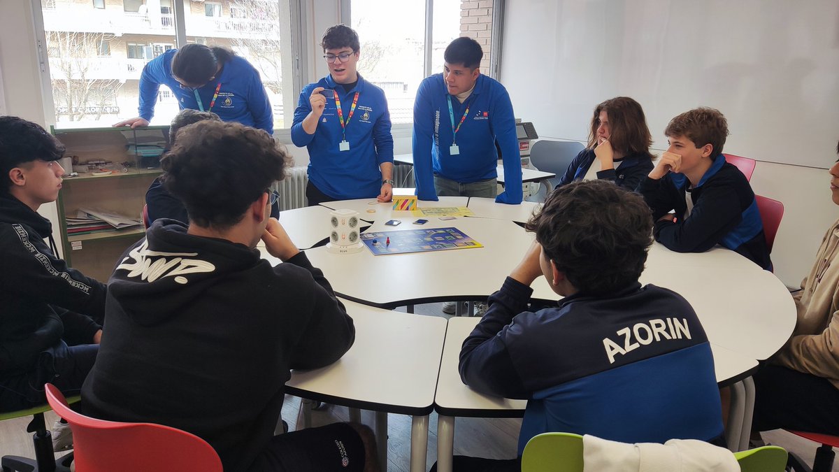 iestomvalmadrid's tweet photo. Recibimos las visitas del @colegioazorin en nuestro #proyectoSolar #AuladeEnergía en el que nuestro alumnado de #formaciónprofesional enseña sobre generación energética renovable https://t.co/9G3kP97WtC