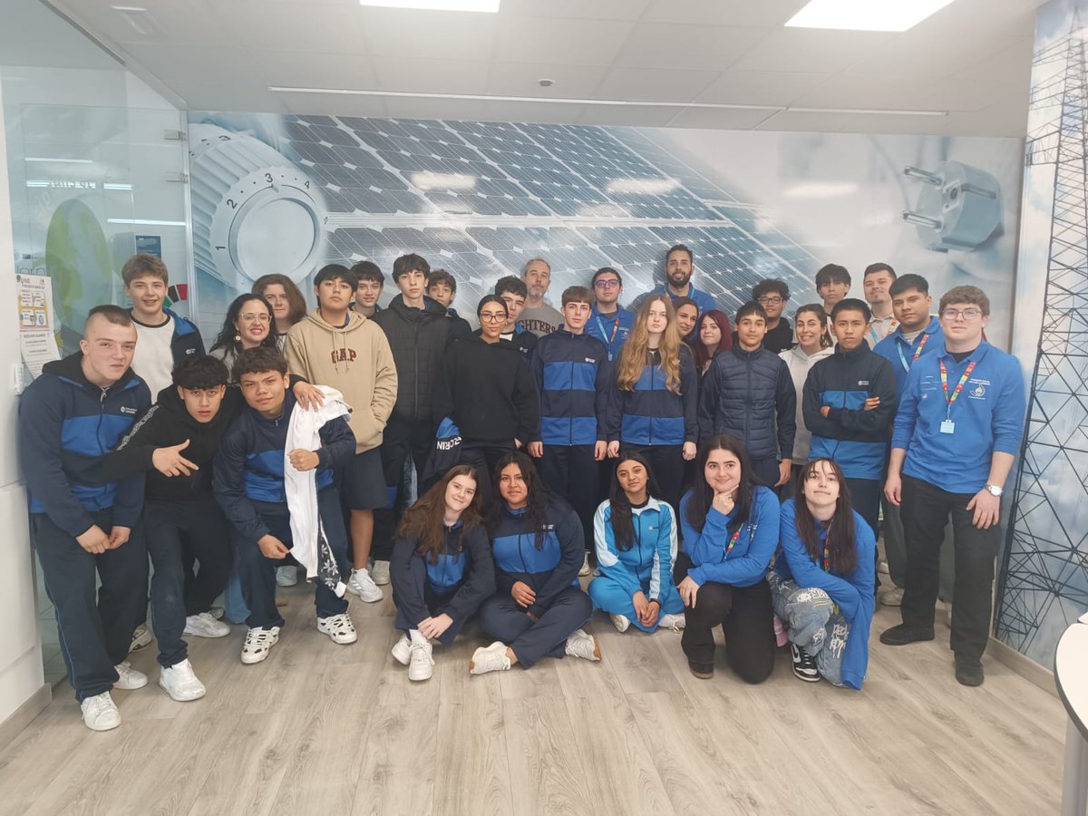 iestomvalmadrid's tweet photo. Recibimos las visitas del @colegioazorin en nuestro #proyectoSolar #AuladeEnergía en el que nuestro alumnado de #formaciónprofesional enseña sobre generación energética renovable https://t.co/9G3kP97WtC