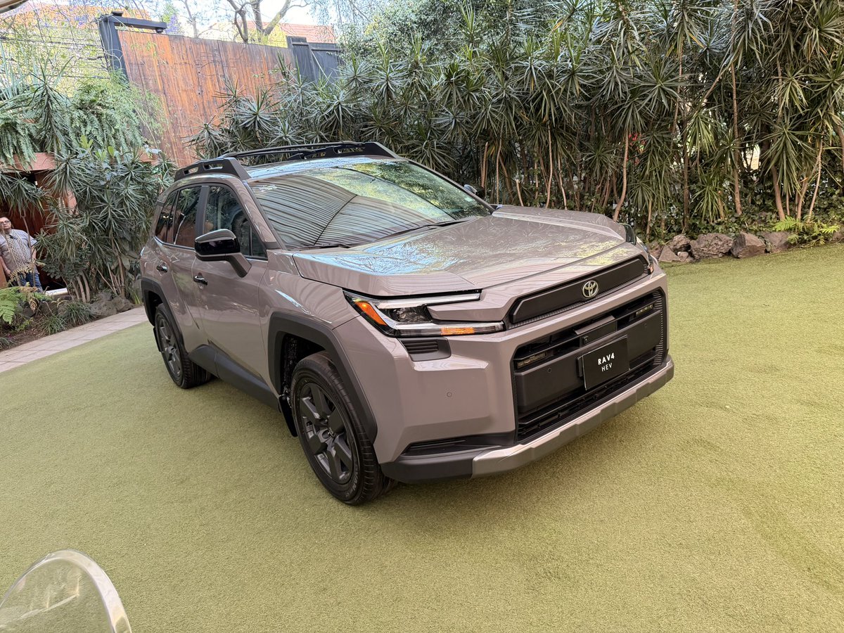 gabosalazar21's tweet photo. Llegó la nueva RAV4 de @ToyotaMex ! Ahora toda la gama es híbrida y estrenamos una versión Woodland para aquellos que buscan un diseño más aventurero.

Motor 2.5L híbrido con 226 hp tracción delantera para LE y XLE. Las versiones Woodland y limited tienen tracción AWD y sube la potencia a 236 hp. 

Para mediados de año también estará llegando la versión PHEV con más de 300 hp en una RAV4 🤯

Precios:
LE $650,300
XLE $712,00
Woodland $816,800
Limited $897,500

¿Qué opinan?