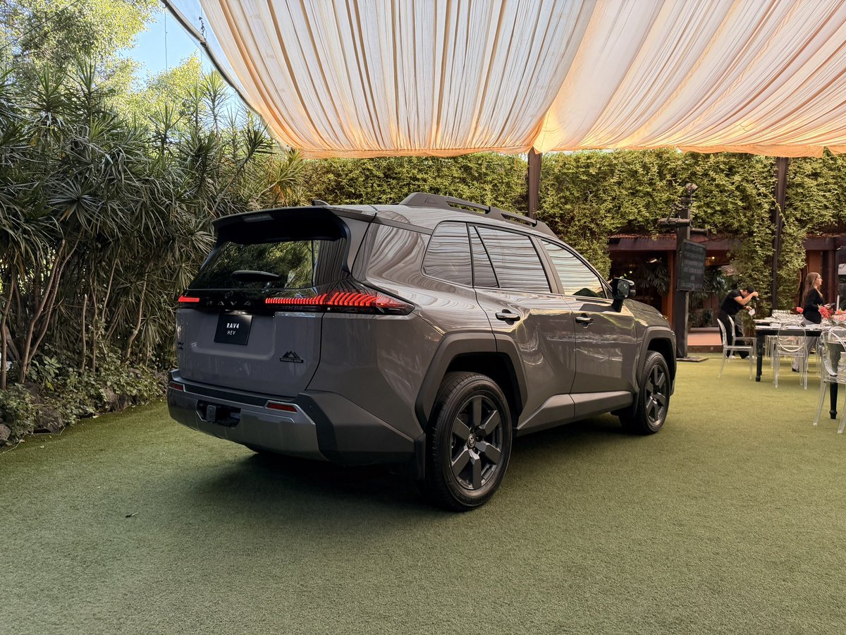 gabosalazar21's tweet photo. Llegó la nueva RAV4 de @ToyotaMex ! Ahora toda la gama es híbrida y estrenamos una versión Woodland para aquellos que buscan un diseño más aventurero.

Motor 2.5L híbrido con 226 hp tracción delantera para LE y XLE. Las versiones Woodland y limited tienen tracción AWD y sube la potencia a 236 hp. 

Para mediados de año también estará llegando la versión PHEV con más de 300 hp en una RAV4 🤯

Precios:
LE $650,300
XLE $712,00
Woodland $816,800
Limited $897,500

¿Qué opinan?