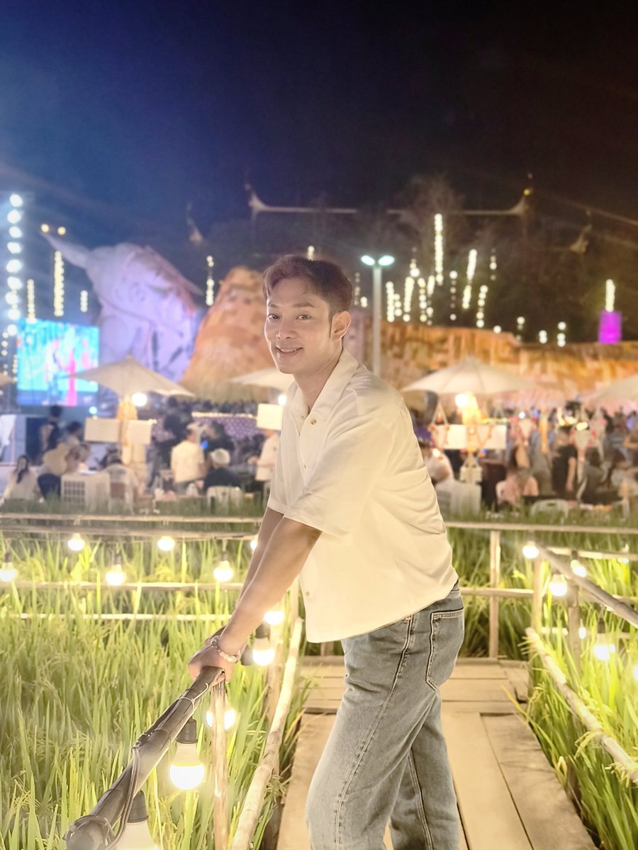 NightPhoomin's tweet photo. ผ้าสีทองกว่า 3,000 ผืน ถักทอต่อกัน เพื่อห่มพระพุทธไสยาสน์ ขนาดใหญ่ 50 เมตร วัดขุนอินทประมูล #อ่างทอง เนื่องในวันมาฆะบูชา อธิษฐานขอพรให้มั่งมีมั่นคง มีความสุข ราบรื่นคล่องตัว แจ่มใสแข็งแรง🙏 

Feeling all the #MaghaPuja feelings at #AngThong #Thailand #AmazingThailand https://t.co/KfUJc5tvGl