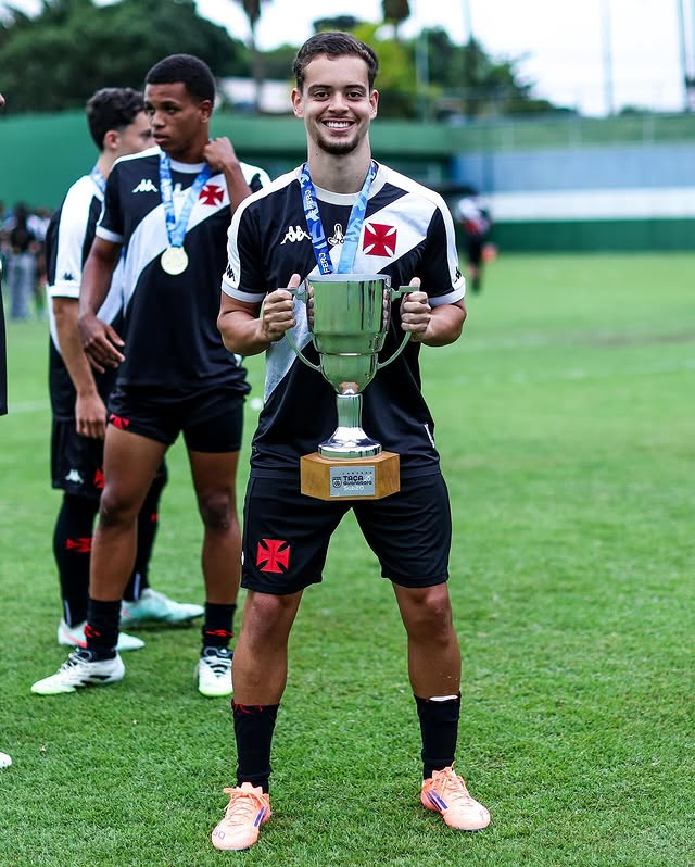 emerson_rocha's tweet photo. DESTINO
O meia-atacante Diego Ahmed, de 19 anos, está de saída do Vasco para o Internacional-RS. O jovem se despediu hoje dos companheiros e embarca para assinar com o Colorado, em Porto Alegre. O Vasco fica com 50% dos direitos do atleta.

Apuração com @Vascanellas https://t.co/ILhA6XeD58