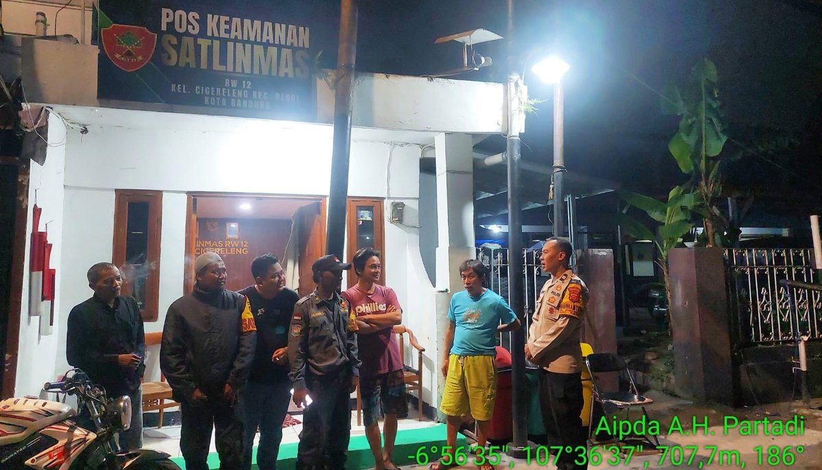 Bhabinkamtibmas Kelurahan Cigereleng Polsek Regol, Aiptu Adi Hartono Partadi, melaksanakan patroli malam hari kepada petugas Linmas dan warga masyarakat di wilayah Pos kamling RW.12 kelurahan Cigereleng kecamatan Regol kota Bandung,
