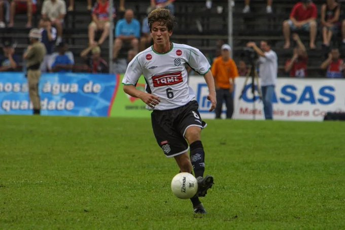doidofigueira's tweet photo. Se tu vier e subir o time a torcida faz uma estatua tua tipo da havan.

Volta pro figueirense filipe luis. https://t.co/qUmP6W2wqt