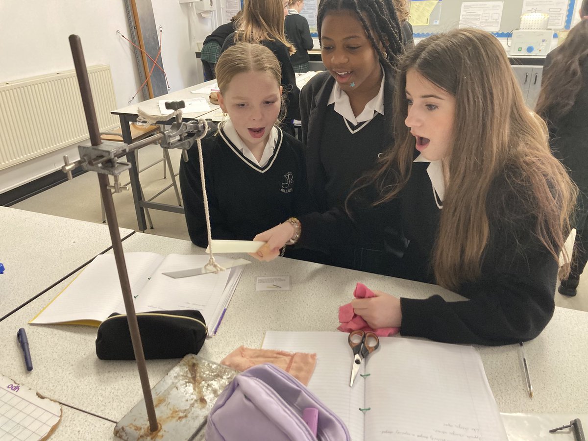 Millais_Science's tweet photo. What is static charge? #MillaisYear8 investigated and described how objects attract and repel #MillaisScience #MillaisAspiration https://t.co/5aM2LISQoh