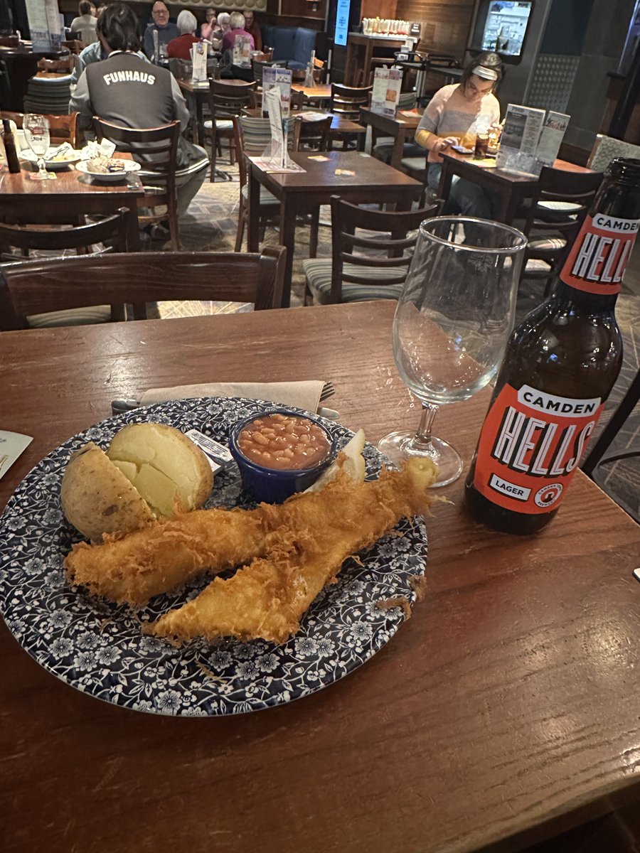 usucrazy225's tweet photo. フィッシュ&amp;ジャケットポテトとロンドン産ビールで2200円くらい。ハッピーアワー最強。 https://t.co/52EuJ7m9N8