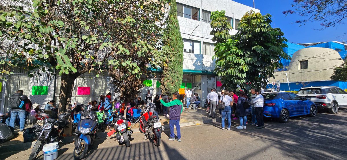 #AlMomento
Ante la falta de titular y en consecuencia la parálisis administrativa, trabajadores sindicalizados “tomaron” esta mañana la sede del <a href="/IEBO_GobOax/">IEBO</a>.