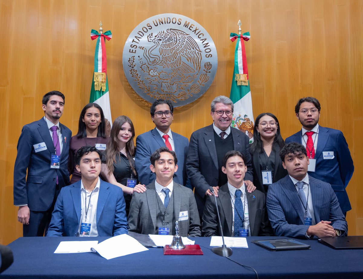 BenitoMiron's tweet photo. Casi 400 estudiantes del @TecdeMonterrey asumieron el rol de legisladoras y legisladores: presentaron iniciativas, debatieron en comisiones y sesionaron en pleno con rigor y compromiso. 
Seguimos formando talento con visión institucional y ética. https://t.co/J8yrBPK5Jl