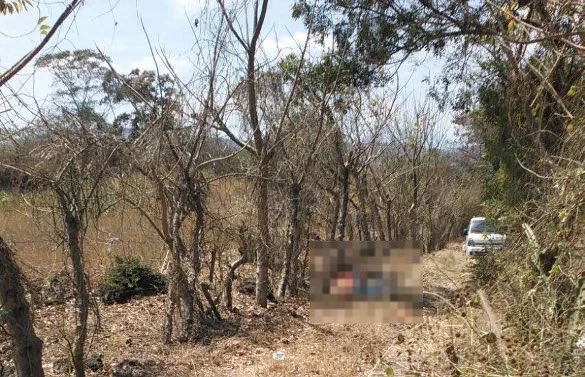SivarNewsSV's tweet photo. 🕯️⚫ HACE 10 AÑOS: MASACRE DE 11 TRABAJADORES EN SAN JUAN OPICO

📆 Un día como hoy, 3 de marzo de 2016, miembros de pandillas asesinaron a 11 trabajadores en el caserío Las Flores, San Juan Opico, La Libertad.

⚠️ Ocho de las víctimas eran empleados de una empresa de energía eléctrica que instalaban postes cuando fueron interceptados. Otros tres, cortadores de caña, fueron asesinados tras presenciar el crimen.

⚖️ Los responsables fueron capturados y condenados a 390 años de prisión.