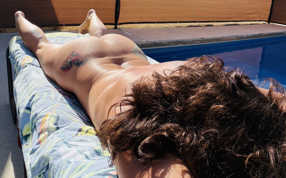 TicklishInTexas's tweet photo. One more from yesterday afternoon’s lounge time poolside! ☀️❤️🔥🥵. #curvesandcurls #backdimple https://t.co/UhSupyXzZE