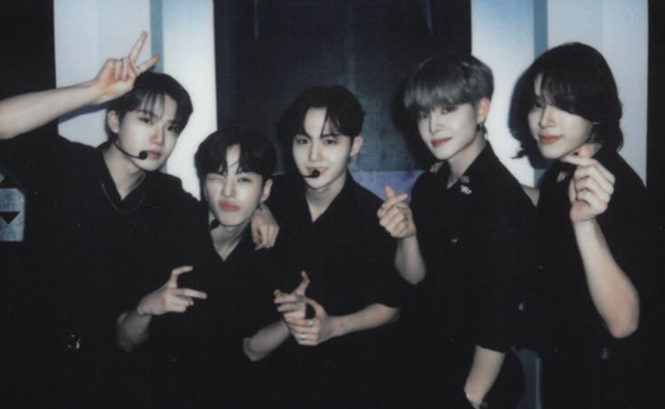 자기가 잘생겼다고 생각하는 사람 손 들라해서
만든 전설의 유닛 T5 컴백?
살아갈 이유가 생겼다