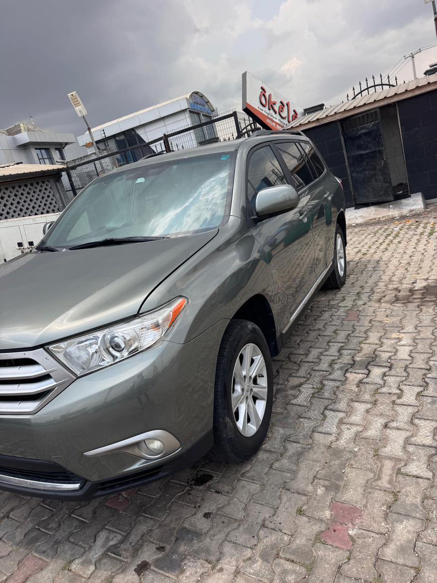 XcessCars's tweet photo. As e dey hot 🔥 

Owner needs cash ASAP.

Tokunbo Toyota highlander 2012...
February 16 2026 on custom. 

Price: 12.3m
Settlement 300k non negotiable 

Location is omole ikeja Lagos 

Hurry now before you hear sold https://t.co/t87dWTasCy