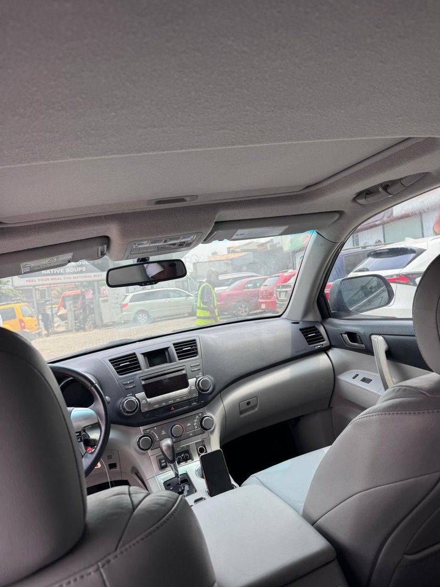 XcessCars's tweet photo. As e dey hot 🔥 

Owner needs cash ASAP.

Tokunbo Toyota highlander 2012...
February 16 2026 on custom. 

Price: 12.3m
Settlement 300k non negotiable 

Location is omole ikeja Lagos 

Hurry now before you hear sold https://t.co/t87dWTasCy