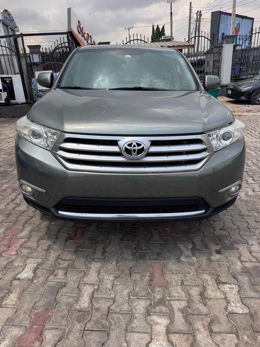 XcessCars's tweet photo. As e dey hot 🔥 

Owner needs cash ASAP.

Tokunbo Toyota highlander 2012...
February 16 2026 on custom. 

Price: 12.3m
Settlement 300k non negotiable 

Location is omole ikeja Lagos 

Hurry now before you hear sold https://t.co/t87dWTasCy