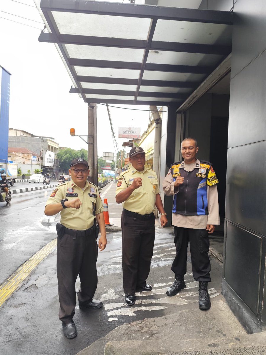 Bhabinkamtibmas kelurahan Balonggede Polsek Regol Aipda Yosep Suhendar Melaksanakan kegiatan Sambang dan Sosialisasi Layanan Call Center Polri 110 kepada Satpam Parahyangan Plaza jln Dewi Sartika  kel. Balonggede Kec. Regol Kota Bandung.