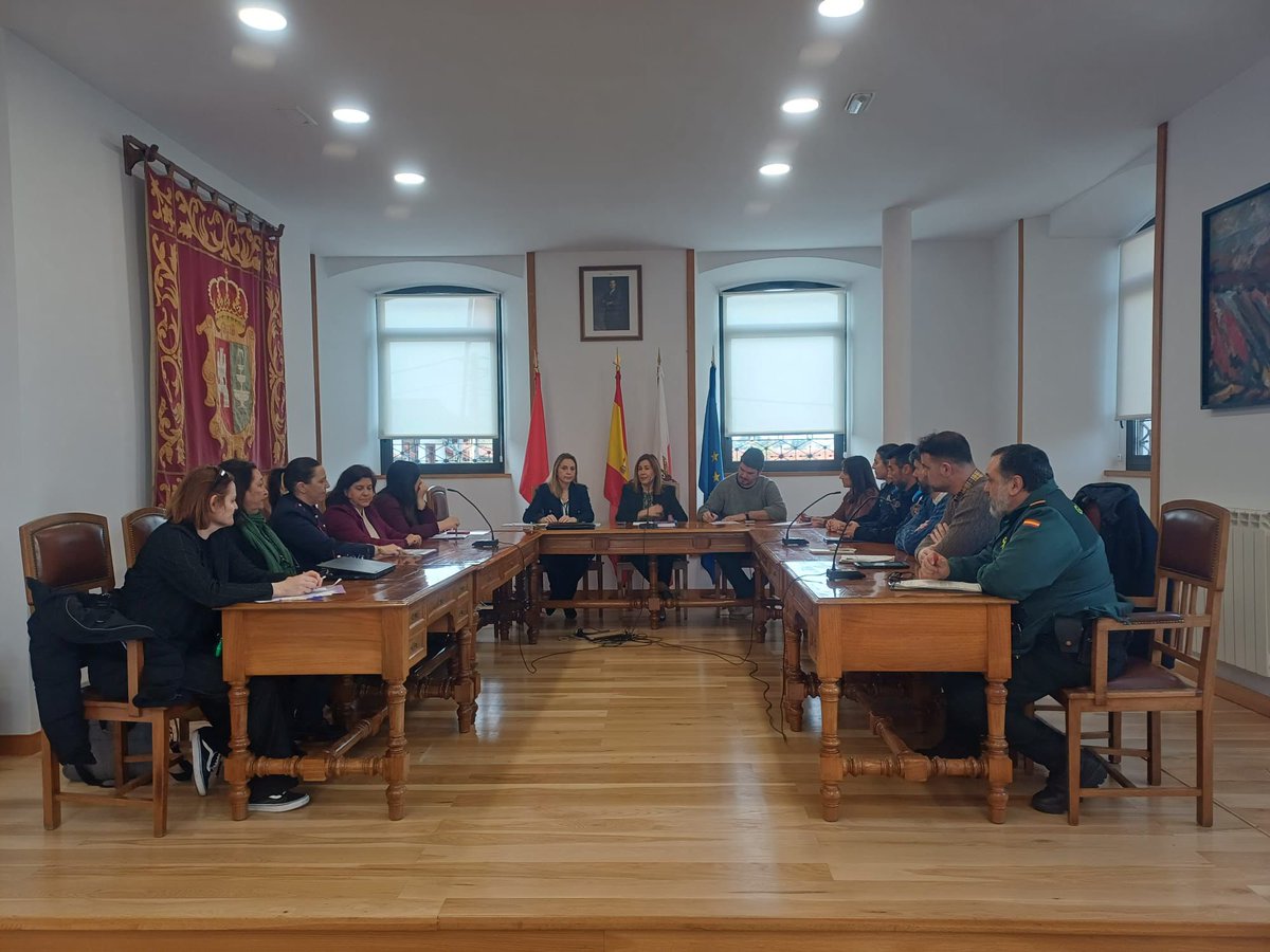 Mesa de Coordinación Policial en el Ayuntamiento de Medio Cudeyo para el seguimiento de las medidas judiciales de protección a víctimas #viogen.

Presidida por <a href="/Diana76445410/">Diana Mirones</a>, junto a la alcaldesa María Higuera, reforzamos la coordinación entre Fuerzas y Cuerpos de Seguridad.