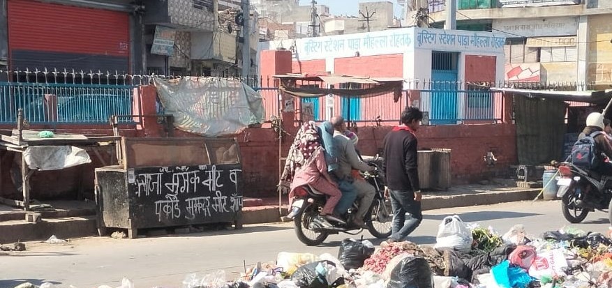 docHarshkumar's tweet photo. सारे आम आवासिये क्षेत्र में कता हुआ शिकार का मांस,भाजपा का विकास 2005 से 2014 तक ���ेसिडेंशियल क्षेत्र में कोई मीट की ऐसी खुली दुकान नहीं हुआ करती थी और आज खुले में हर शहर की आम बात है @BhupinderShooda @IYC @BJP4India @BJP4Haryana @VipulGoelBJP @cmohry @DeependerSHooda @Haryana_YC https://t.co/PAMEILaszN