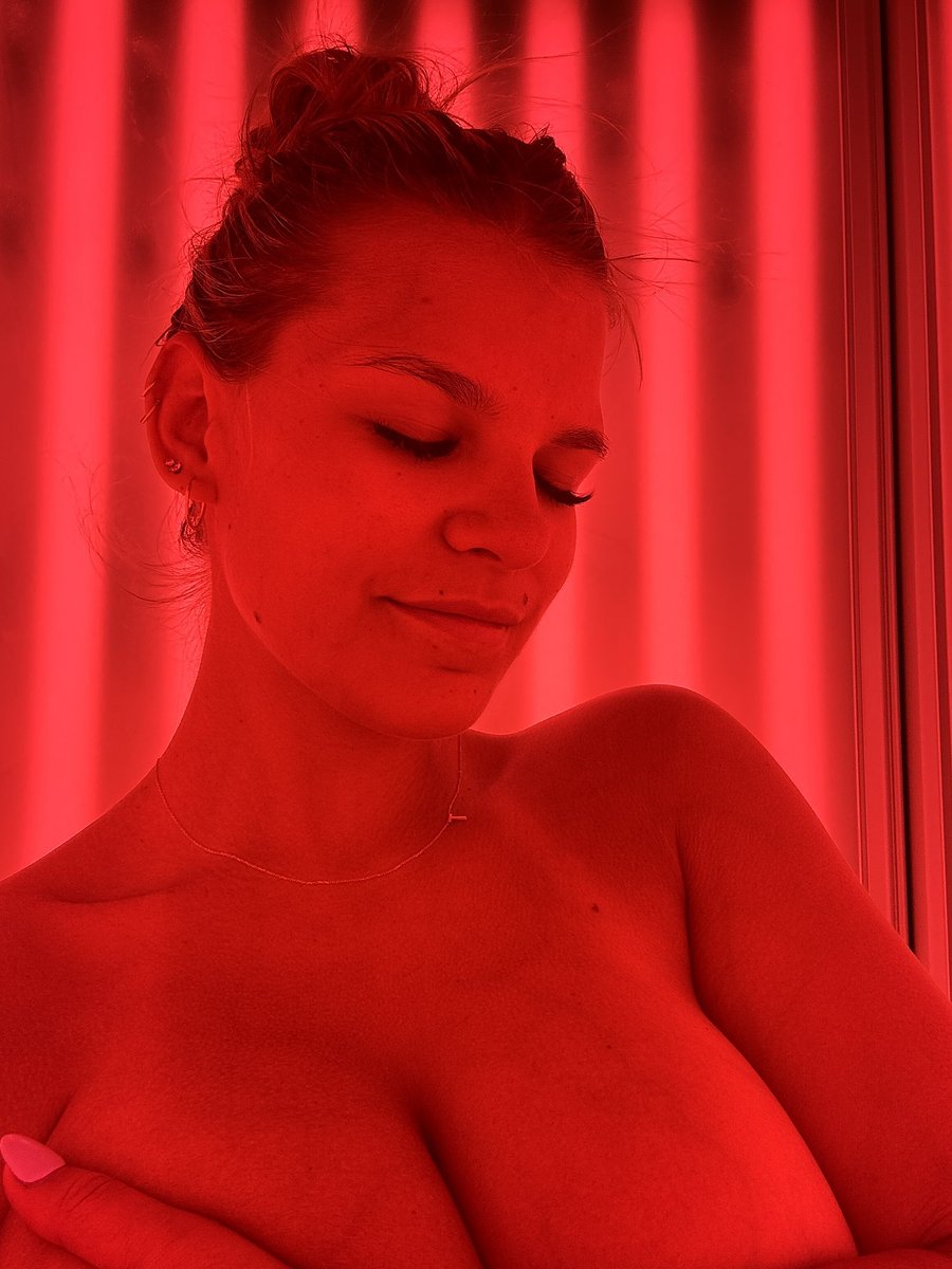 AveryLeigh tweet media