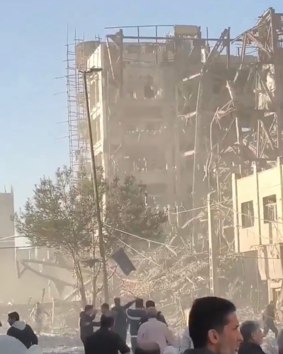 EnsedeCiencia's tweet photo. 🚨 ÚLTIMA HORA | Israel ataca el edificio de la Asamblea de Expertos en Qom, Irán. Este órgano de 88 clérigos debe elegir al nuevo Líder Supremo tras la muerte de Jamenei. El edificio quedó gravemente dañado. https://t.co/8id48jR1gV