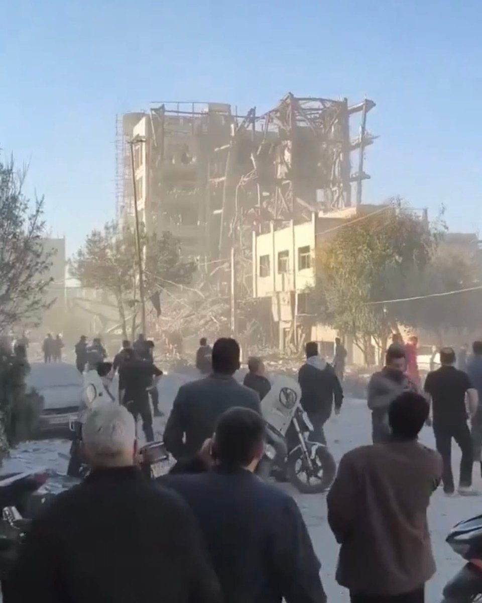 EnsedeCiencia's tweet photo. 🚨 ÚLTIMA HORA | Israel ataca el edificio de la Asamblea de Expertos en Qom, Irán. Este órgano de 88 clérigos debe elegir al nuevo Líder Supremo tras la muerte de Jamenei. El edificio quedó gravemente dañado. https://t.co/8id48jR1gV