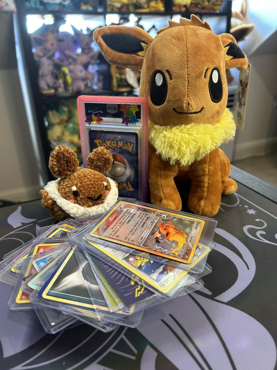 My first card show of the year and it’s our biggest chase card pick ups ever!! 👀 

Interested in seeing the haul? Check out and follow my Instagram - instagram.com/eeveecollector…