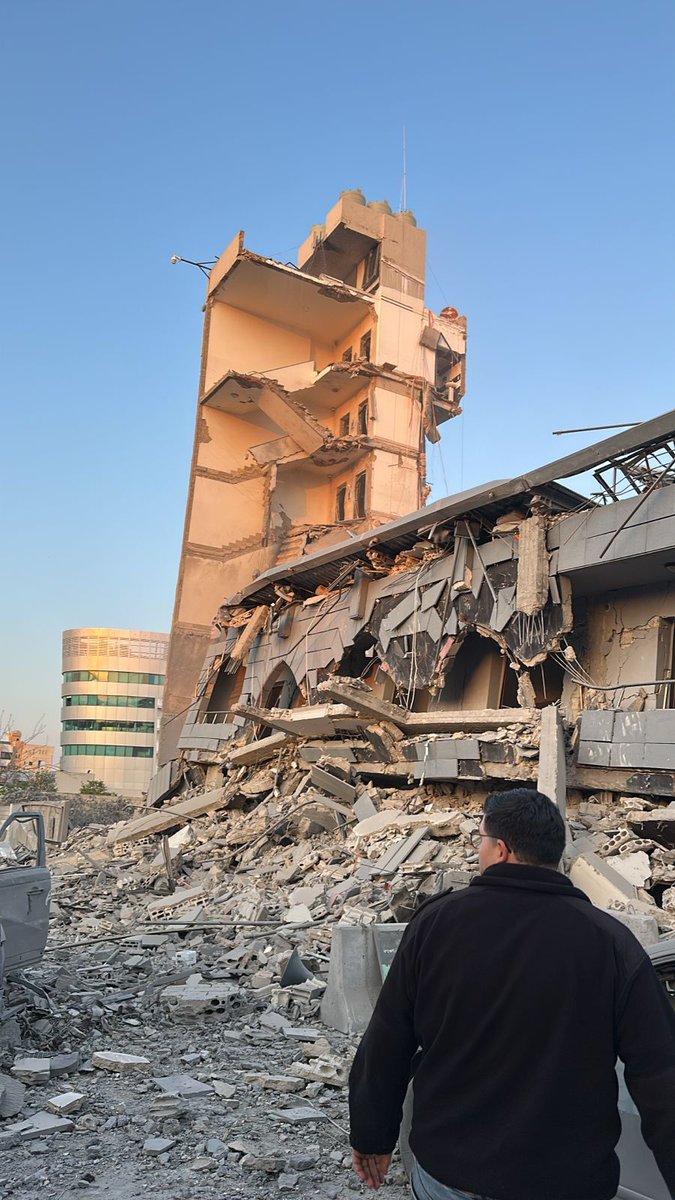 استهداف مركز #الجماعة_الإسلامية في مدينة #صيدا
فرق ١٠ دقائق بعد مروري هناك