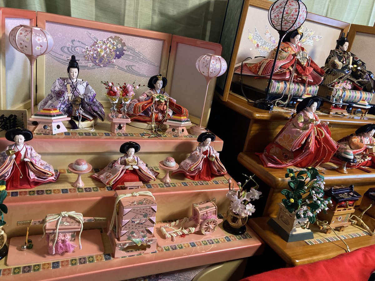 eryMeow's tweet photo. お内裏様二体とも纓（名称調べました笑）が入った小箱を出��忘れ、面倒でこのまま飾り、近くで見ると乱れまくったヘアーも
本���にすみません🎎　　

山川の〜♪ちゅ〜ぎどぉ〜へぜひどうぞ~✈️ あ、昔は飛行機で空からビラを撒き宣伝していたそうで、子供たちはそのビラを追いかけていたのですって✈️🎎 https://t.co/6rNNRhbRn2