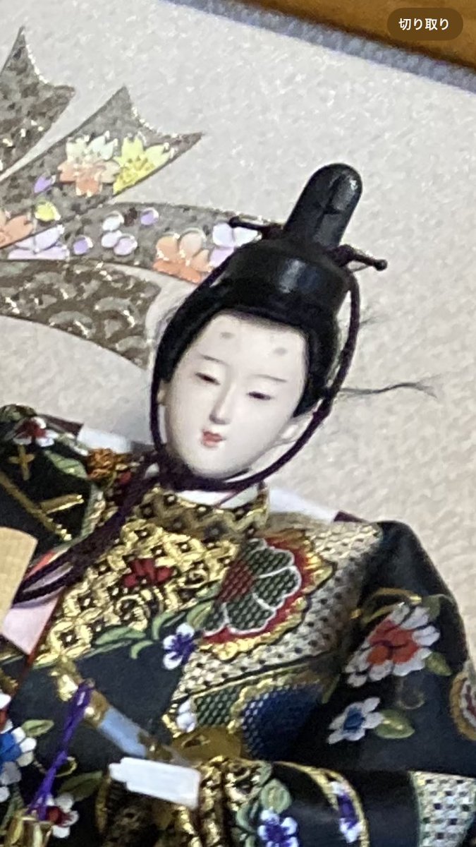 eryMeow's tweet photo. お内裏様二体とも纓（名称調べました笑）が入った小箱を出��忘れ、面倒でこのまま飾り、近くで見ると乱れまくったヘアーも
本���にすみません🎎　　

山川の〜♪ちゅ〜ぎどぉ〜へぜひどうぞ~✈️ あ、昔は飛行機で空からビラを撒き宣伝していたそうで、子供たちはそのビラを追いかけていたのですって✈️🎎 https://t.co/6rNNRhbRn2