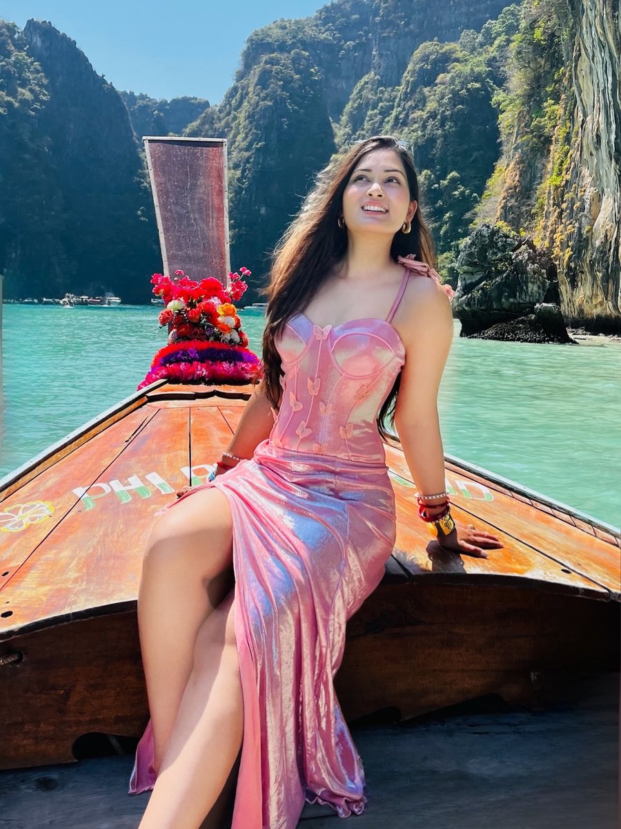 celeblife360's tweet image. Megha is glowing like pure sunshine in that dreamy pink dress paradise😍😍😍

#MeghaPandey #PinkGlow #IndianBeauty