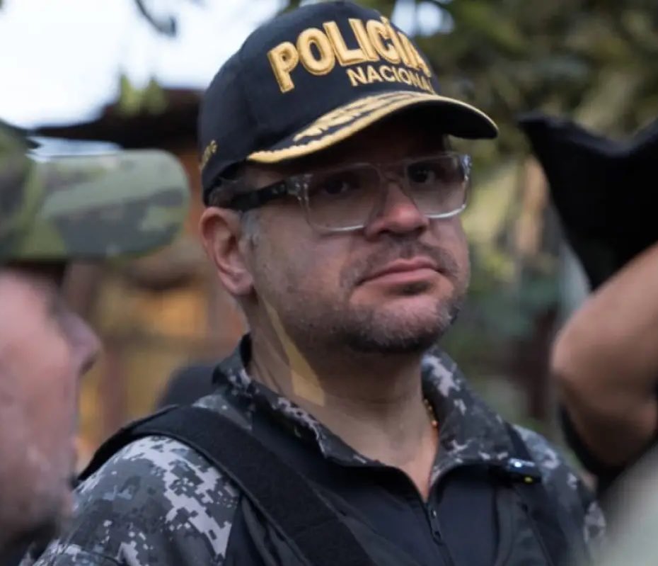 TheVerdugoEc's tweet photo. Sin duda, John Reimberg es uno de los ministros más firmes que tiene el país.

Ha estado al frente de operativos como Apolo 1, 3, 4, 5, 6, 9 (reciente), 11, 13, 14, 17 y 24, además del golpe a la mafia albanesa con cooperación internacional, dejando cientos de detenidos, toneladas de droga y millones de dólares incautados. 

También a denunciado a los jueces corruptos que dejan libre a los delincuente.