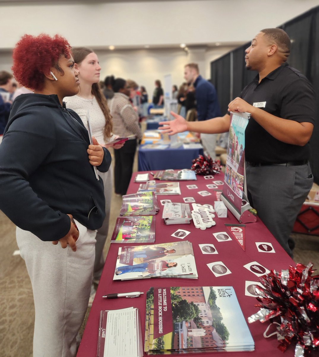 EaglesHLHS's tweet image. Our Juniors attended the College Fair at the Landers Center this morning. #famiHLy 🦅 #TeamDCS