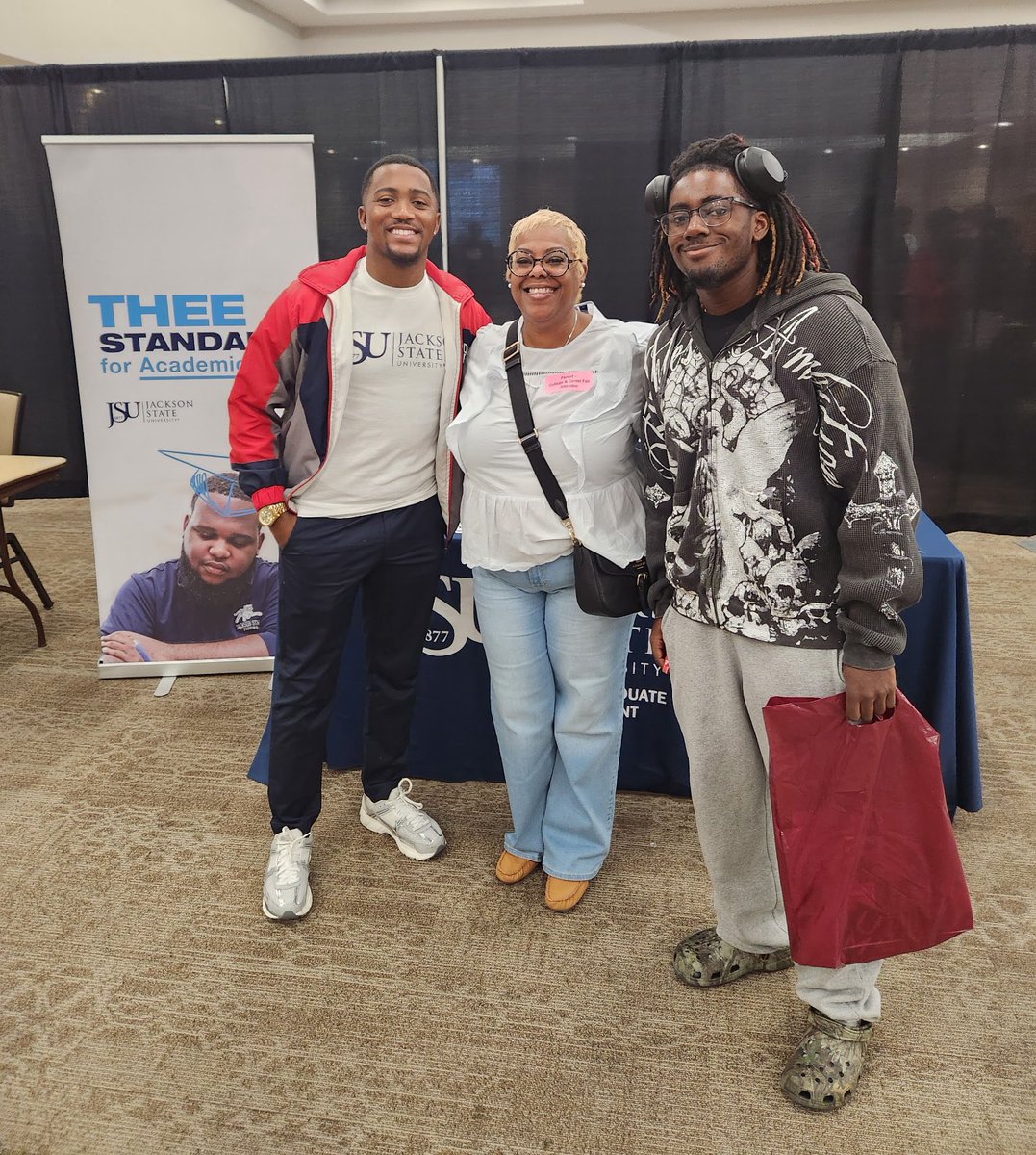 EaglesHLHS's tweet image. Our Juniors attended the College Fair at the Landers Center this morning. #famiHLy 🦅 #TeamDCS